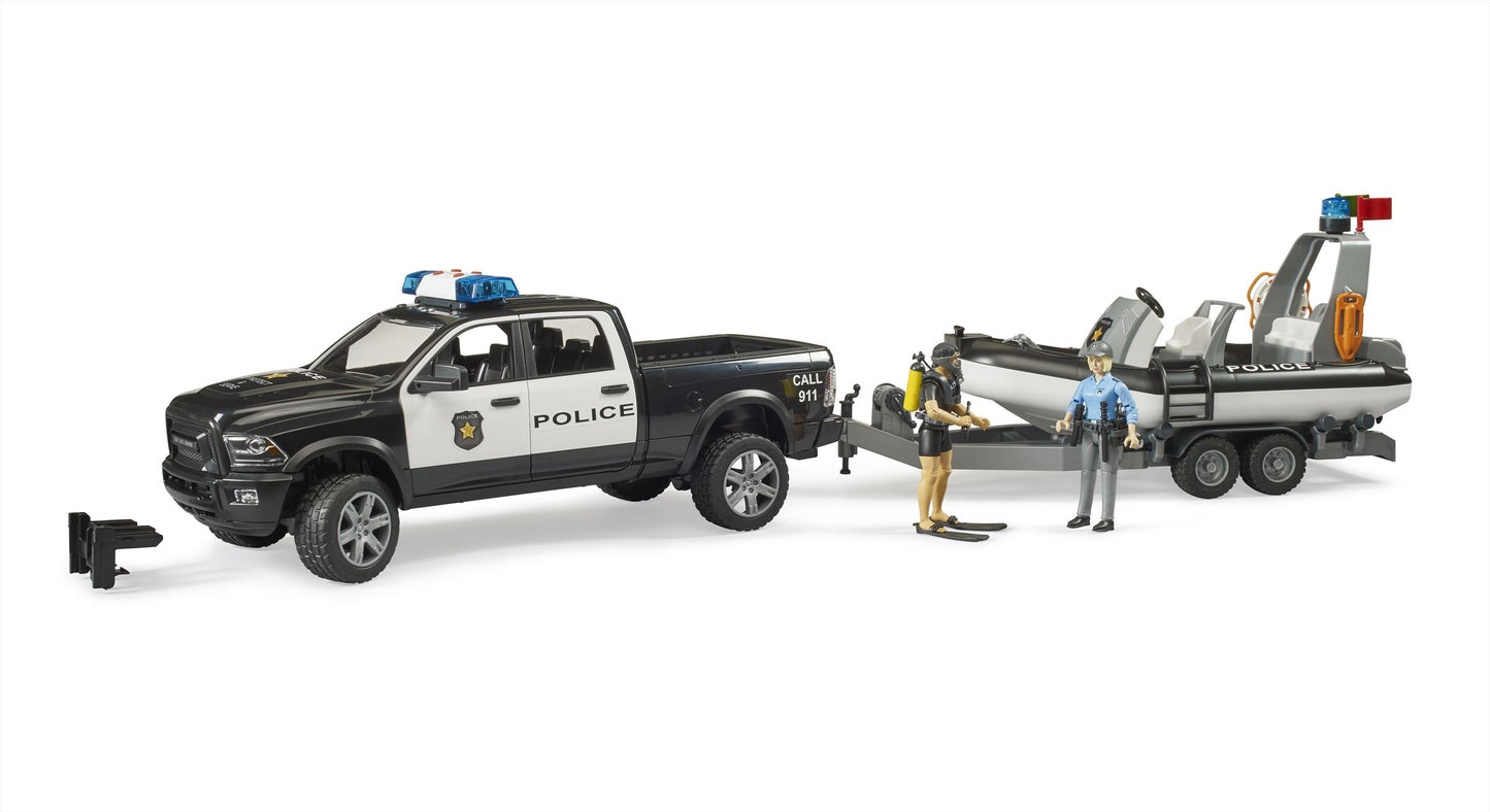 Bruder RAM 2500 politietruck met boot + trailer met 2 figuren